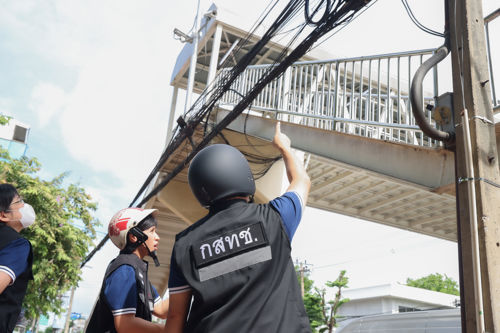 สำนักงาน กสทช. ดำเนินการจัดระเบียบสายสื่อสาร และนำสายสื่อสารลงใต้ดิน ตามเส้นทางเสด็จในงานพิธีเฉลิมพระเกียรติ 72 พรรษา และเส้นทางรอบเกาะรัตนโกสินทร์