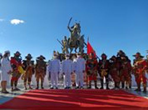 พิธีวางพานพุ่มดอกไม้สดถวายราชสักการะ พิธีบวงสรวง และพิธีสงฆ์ เนื่องในวันสมเด็จพระเจ้าตากสินมหาราช จังหวัดจันทบุรี
