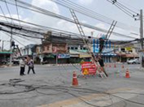 เข้าร่วมกับการไฟฟ้าส่วนภูมิภาคจังหวัดนครนายกพร้อมด้วยผู้ประกอบการสายสื่อสารทุกราย ดำเนินการจัดระเบียบสายสื่อสาร