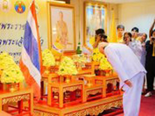 เข้าร่วมพิธีเจริญพระพุทธมนต์และเจริญจิตตภาวนาถวายพระราชกุศล เนื่องในโอกาสพระราชพิธีสมมงคลพระชนมายุเท่า พระบาทสมเด็จพระพุทธยยอดฟ้าจุฬาโลกมหาราชฯ จังหวัดปราจีนบุรี